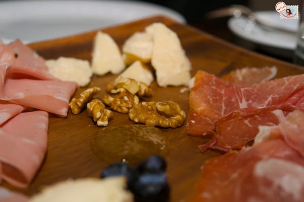 Mozzarella & Vino by null