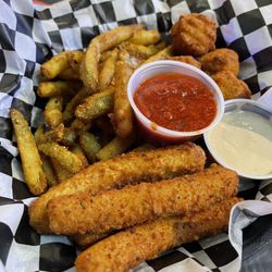 Black Dog Retro Arcade - Sampler platter (pickles, mozzarella, cowboy bites)