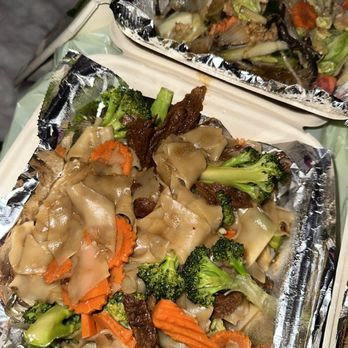 Veganic Thai Cafe - Pad Se Ew with Soy Duck (Delicious) - Thai Near Me - San Diego, California Veganic Thai Cafe - Pad Se Ew with Soy Duck (Delicious) - Thai Near Me - San Diego, California