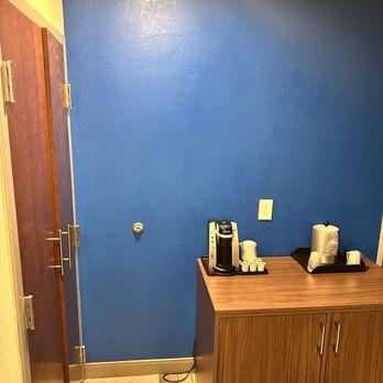 Hampton Inn & Suites Lavonia - Entry, closet and coffee bar - Hotels Near Me - Lavonia, Georgia Hampton Inn & Suites Lavonia - Entry, closet and coffee bar - Hotels Near Me - Lavonia, Georgia