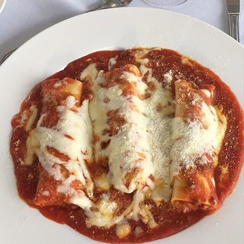Restaurant Prima Luna - a plate of lasagna with sauce and cheese - Italian Near Me - Montreal, Quebec Restaurant Prima Luna - a plate of lasagna with sauce and cheese - Italian Near Me - Montreal, Quebec