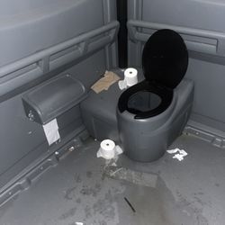 Bennett's Best Christmas Trees & Pumpkins - Nasty restroom