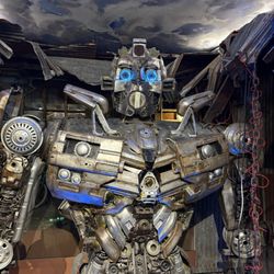 Ripley's Believe It or Not - Enormous robot made of scrap (this guy is two stories tall)