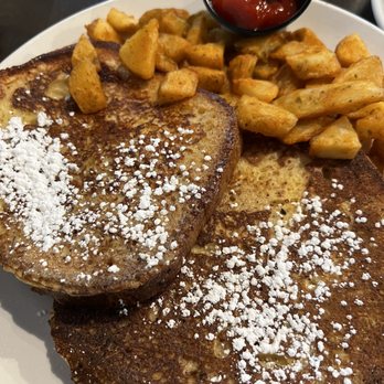 B Matthews Eatery - Challah French toast it's Breakfast Potatoes - New American Near Me - Savannah, Georgia B Matthews Eatery - Challah French toast it's Breakfast Potatoes - New American Near Me - Savannah, Georgia