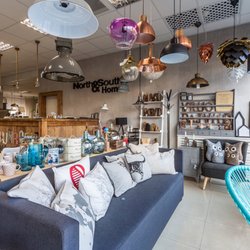 North&South Home - Sofa, Dekoracyjne Poduszki i Lamy w salonie North&South Home