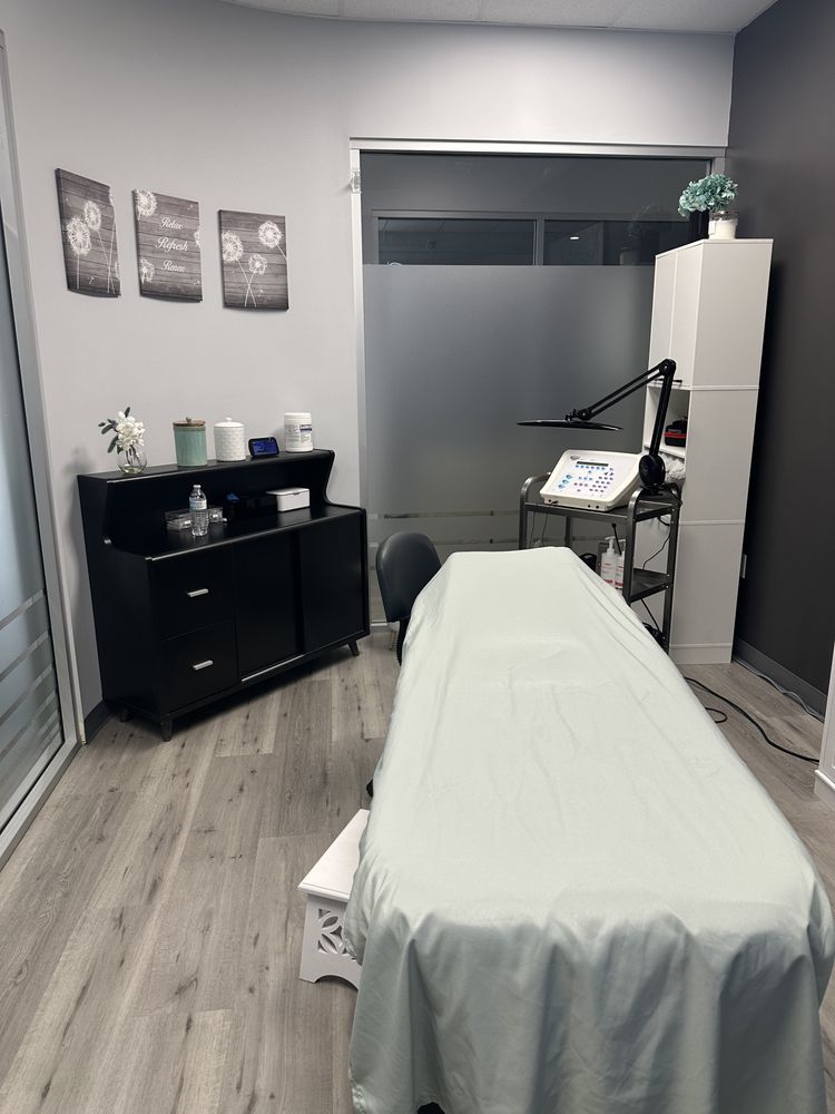 Roxanne Electrolysis Logo