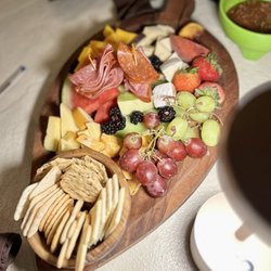 Nutwood Winery Tasting Room & Vineyard Cafe - Fruit and cheese board