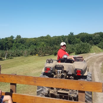 Holmberg Orchards - Tractor ride - Fruits & Veggies Near Me - Gales Ferry, Connecticut