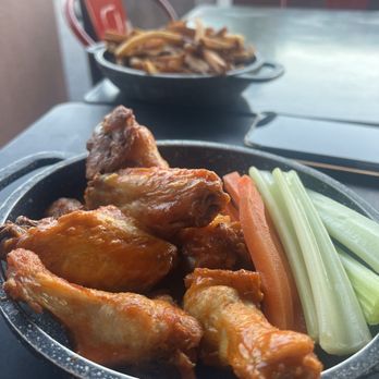 Two Hound Red Brewing - wings - Brewpubs Near Me - Glen Ellyn, Illinois