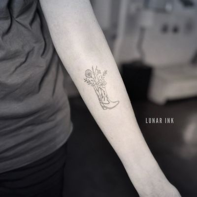 Western - This album features western and desert inspired fine line tattoos by Amethyst & John of Lunar Ink. Western - This album features western and desert inspired fine line tattoos by Amethyst & John of Lunar Ink.