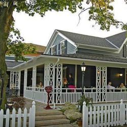 Zees Wine Bar & Grill - Zees patio