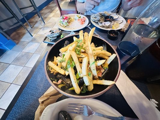 Monroe Bay Oysterette by null