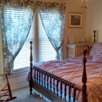 Andrea's Bed and Breakfast - Antique Queen Bedroom - Bed & Breakfast Near Me - Niagara Falls, Ontario Andrea's Bed and Breakfast - Antique Queen Bedroom - Bed & Breakfast Near Me - Niagara Falls, Ontario