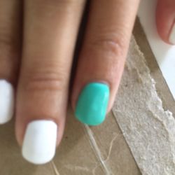 Artiztic Nailz - Sloppy nails, I can do a better job.