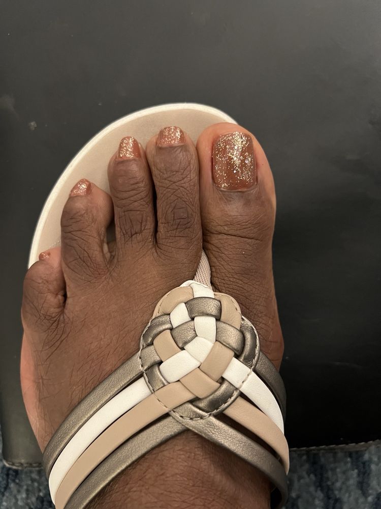 Lee Nails Spa Celebration Pointe Logo
