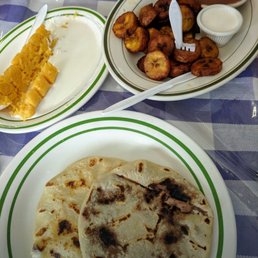 Platano Frito Con Crema Y Frijol
