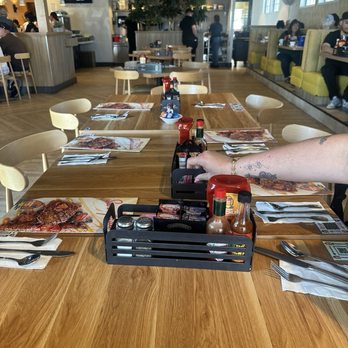 Broken Yolk Cafe - Cafes Near Me - Palm Springs, California