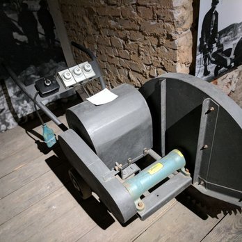 Beer Museum - Elektrische Eissäge... zur "Eisernte" aus zugefrorenen Seen und Flüssen - Museums Near Me - Prague, Puerto Rico