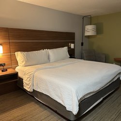 Holiday Inn Express & Suites Scottsburg - King suite