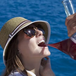 Fiesta el Barco Rojo - Probando la Sangría desde el porrón