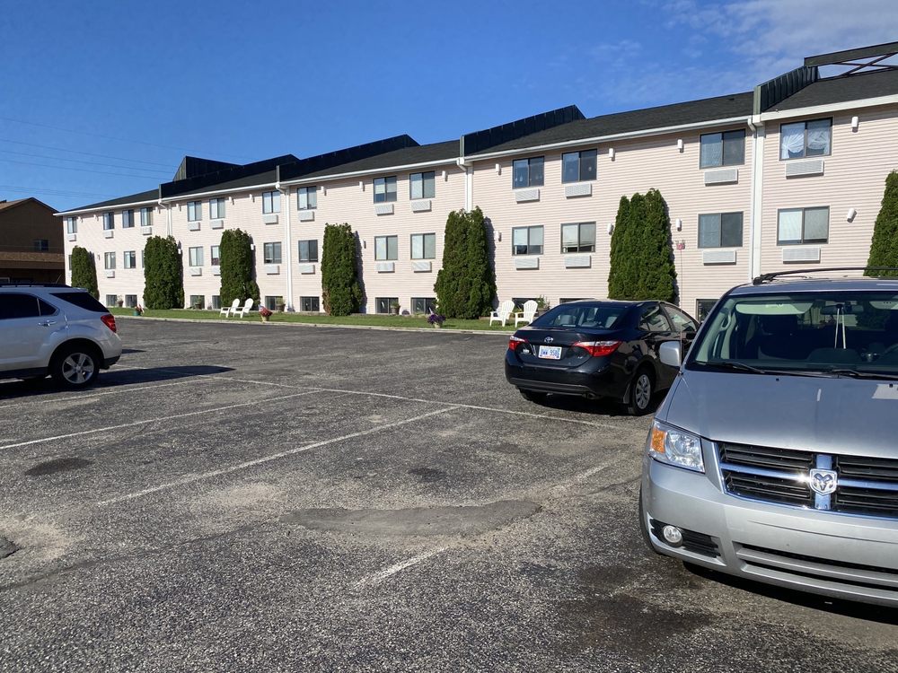 PINECREST VILLAGE Request Information 15 Photos 450 S Nicolet St