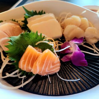 Mizu Sushi Ayce - Four kinds of Sashimi.  Nice presentation for an AYCE... many other AYCE just drop stuff on a plate. - Sushi Bars Near Me - Pleasant Hill, California