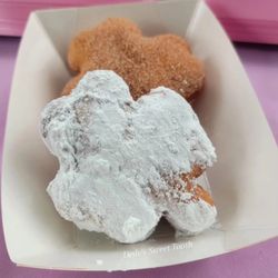 Dede's Sweet Tooth