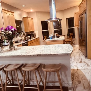Strahle Tile & Granite - a kitchen with a center island - Flooring Near Me - Albuquerque, New Mexico