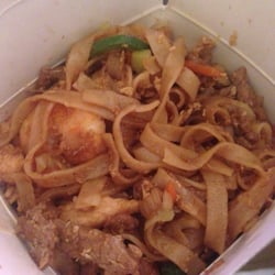 Mister Noodles - Tallarines Pad Thai (anchos) Mixto. Absolutely delicious! Full of flavor and lots of veggies and meat!