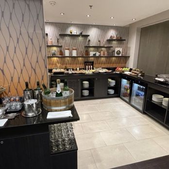 Cologne Marriott Hotel - Executive lounge at happy hour - Hotels Near Me - Cologne, NW