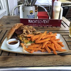 Nachtschicht - Burger mit frittierten Röstzwiebeln(!) und Süsskartoffelpommes.