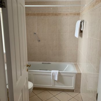 Western Hotel - Bathroom - Irish Near Me - Galway, G