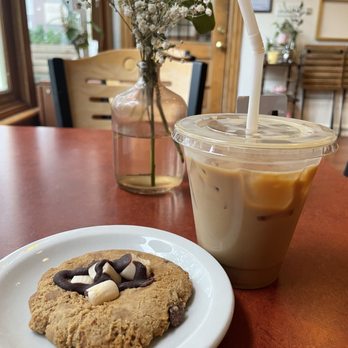 Fancy Plants Cafe - S'mores cookie and lavender vanilla latte - Vegan Near Me - Chicago, Illinois