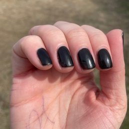 Got my gel manicure done on Saturday and today is Sunday.... Got my gel manicure done on Saturday and today is Sunday....