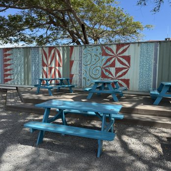 Geste Shrimp Truck - Seating area - Food Trucks Near Me - Kahului, Hawaii