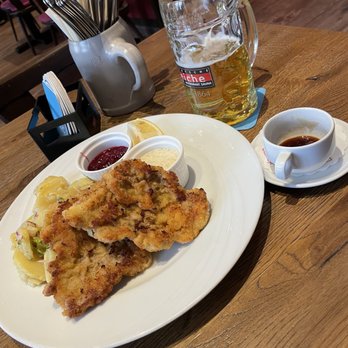 Restaurant Deutsche Eiche - The schnitzel was excellent - Bavarian Near Me - Munich, BY