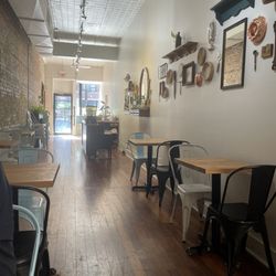 B'Gabs Comfort Cafe - Seating and entrance