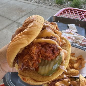 Dave's Hot Chicken - Chicken Shop Near Me - Troy, Michigan