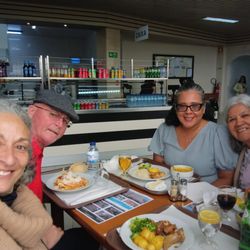 Taxi Lx Mar - Enjoying lunch!