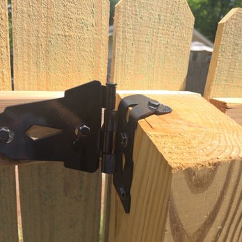 Kowboy Fence - They cut the post to short. They tried to fix it by hammering the hinge over the top and putting in a bolt going down. - Fences & Gates Near Me - Nashville, Tennessee