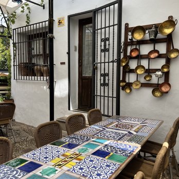 Jardines Alberto - Patio - Spanish Near Me - Granada, GR