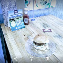 Gourmet Shakes n' Snacks - single burger £7 with no mayo or tomato sauce, pffff?