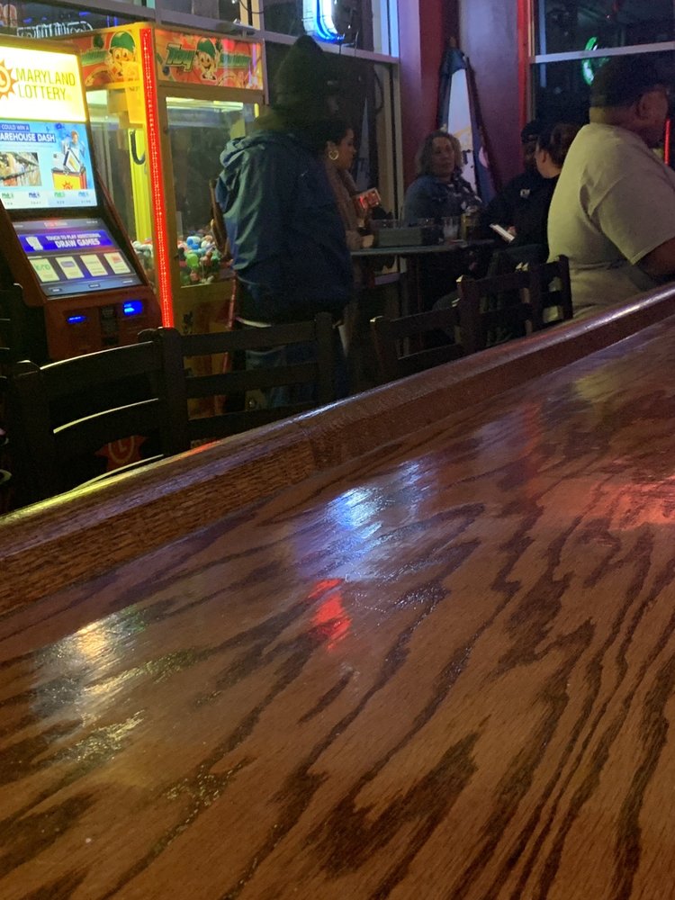Walt's Tavern Logo