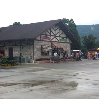 DelGrosso's Park & Laguna Splash - Food area - Amusement Parks Near Me - Tipton, Pennsylvania
