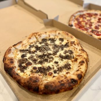 Pizza Rosalie - Mushroom Pizza. - Pizza Near Me - Portland, Oregon Pizza Rosalie - Mushroom Pizza. - Pizza Near Me - Portland, Oregon