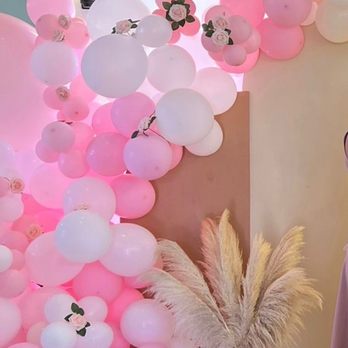 Balloon Bus - Beautiful decoration - Balloon Services Near Me