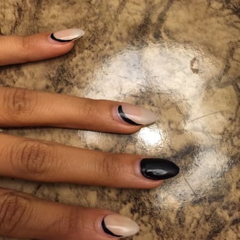 DaVi Nails - Sloppy design lines, uneven polish application - Nail Salons Near Me - San Antonio, Texas