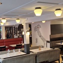 Pacini - This is the largest dining room in the restaurant.  (Voici la salle de manger plus grande du restaurant. (FR))