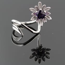 Galatea Jewelry by Artis.
Gold Flower ring with Amethis