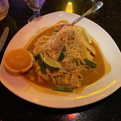 East Moon Asian Bistro - Pad Thai